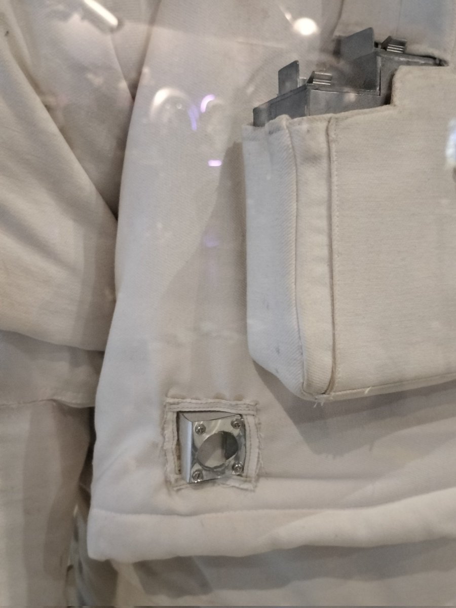 Nasa'nın bagışladığı astronot kıyafeti, Burası Tayland'da NASA'nın Katkıları ile kurulmuş NASA Bilim akademisi, Bu kıyafetlerle Uzaya gidildiğini düşünebilecek fotoğraf sırası bekleyen onlarca kişi vardı işte insan oğlu bu kadar saf, inanıyor! <a href="/ydunyatv/">ydünyatv</a>