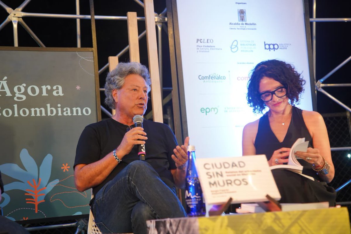 EAFIT's tweet photo. #FiestaLibro “Este lugar y este momento sintetiza un sueño para muchos, fue una de nuestras luchas conceptuales y éticas, pasaba que en nuestras épocas más duras nos estábamos encerrando, el espacio público lo perdimos; y por eso nos pensamos cómo cambiar eso. Por eso la zona Carabobo es un sueño hecho realidad, nos soñábamos este corredor como un lugar para el encuentro, un laboratorio para los niños en ciencia y tecnología” @cachoecheverri
@EditorialEAFIT
@urbam_EAFIT