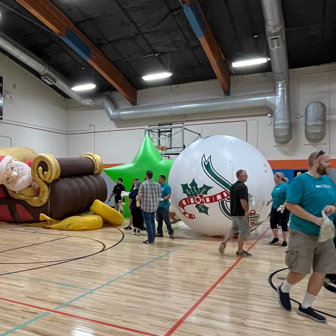 apsFYI's tweet photo. There's a lot of behind-the-scenes planning for the 37th Annual APS #ElectricLightParade. Today, APS employee volunteers gathered with @PhoenixParks to clean &amp; inspect parade balloons for the big event. 

Save the date for December 7th. More info at https://t.co/dInTCoBvkI. https://t.co/F3WDu7xsSe