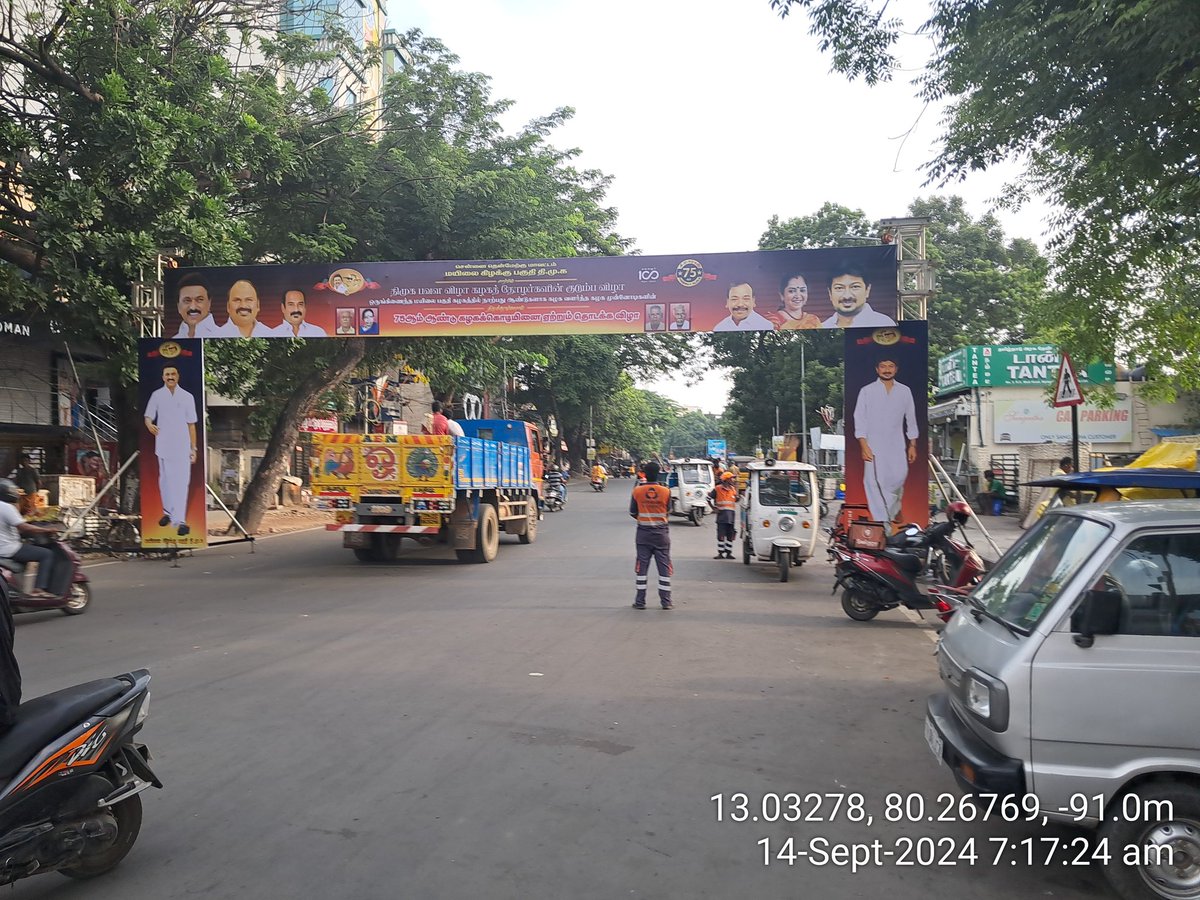 Arappor's tweet photo. உங்க விளம்பரத்துக்கு எங்கள் சாலை தான் கிடைத்ததா முதல்வர் ஸ்டாலின் அவர்களே..?
பேனர் வைக்கும் விழாக்களுக்கு வர மாட்டேன் என்று நீங்க பேசி வீர வசனம் உங்களுக்கு இப்போ நினைவிருக்கா முதல்வர் ஸ்டாலின் அவர்களே..?
எதிர்க்கட்சி தலைவராக இருக்கும் போது நீங்கள் எதிர்த்த விஷயத்தை ஆட்சிக்கு வந்தவுடன் நீங்களே செய்யும் போது கூச்சமாக இருக்காதா முதல்வர் ஸ்டாலின் அவர்களே..?
சாலைகளும் நடைபாதைகளும் மக்கள் பாதுகாப்பாக பயணம் செய்ய மக்கள் பணத்தால் அமைக்கப்பட்டுள்ளது. அதில் உங்கள் முகத்தை பேனர் அடித்து வைக்கவும், உங்கள் கட்சி கொடி கம்பங்களை பள்ளம் தோண்டி புதைக்கவும் அது ஒண்ணும் உங்கள் அப்பா வீட்டு சொத்து இல்லை என்பதை மீண்டும் மீண்டும் நினைவுபடுத்த விரும்புகிறோம்.
@mkstalin