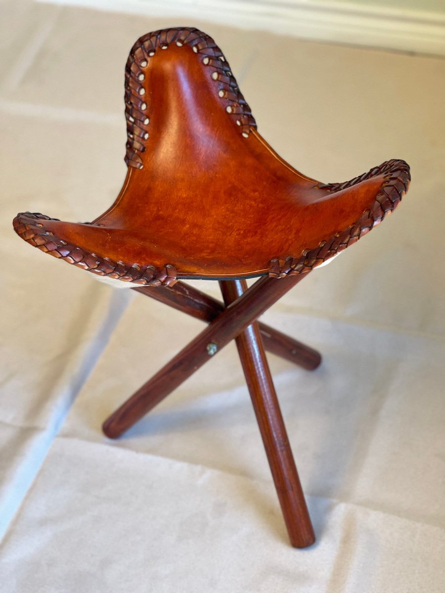 LeatherRoy's tweet photo. Leather 3 Legged Stool. 
https://t.co/2o5NpNB3sq
#stool #leather #camping #campingchair #newhomegift #gift #christmasideagifts #homedecor #accentdecor #accentchair #tripod #decor #interior #giftformen #accent https://t.co/LCVulXBxjK