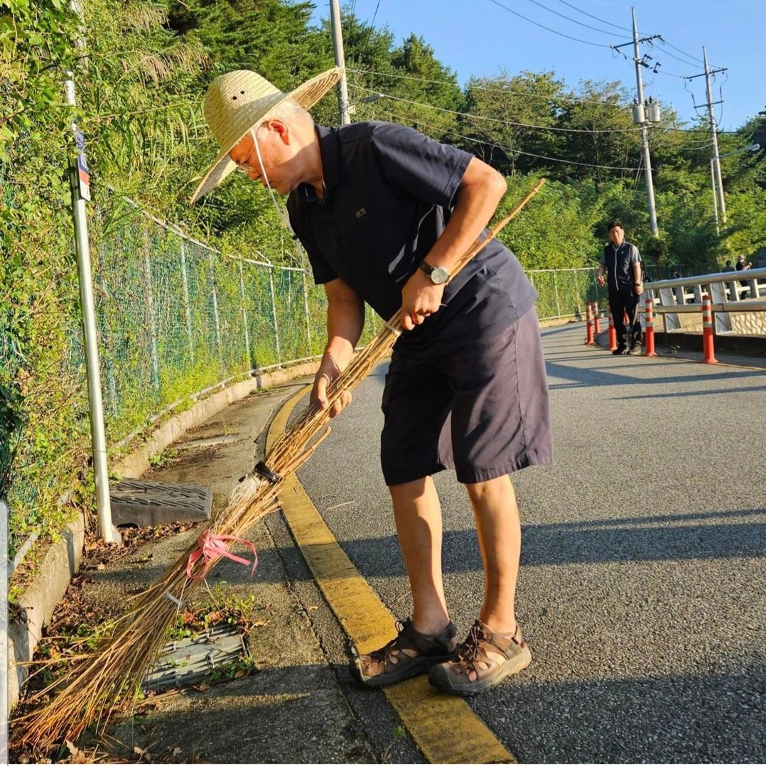 추석맞이 마을 대청소하시는 대통령님💙
무엇보다 깡패유튜버들 다 청소되는 명절이었으면 좋겠습니다
대통령님, 평산마을 주민 여러분  건강한 한가위되세요🤠🫶🥰