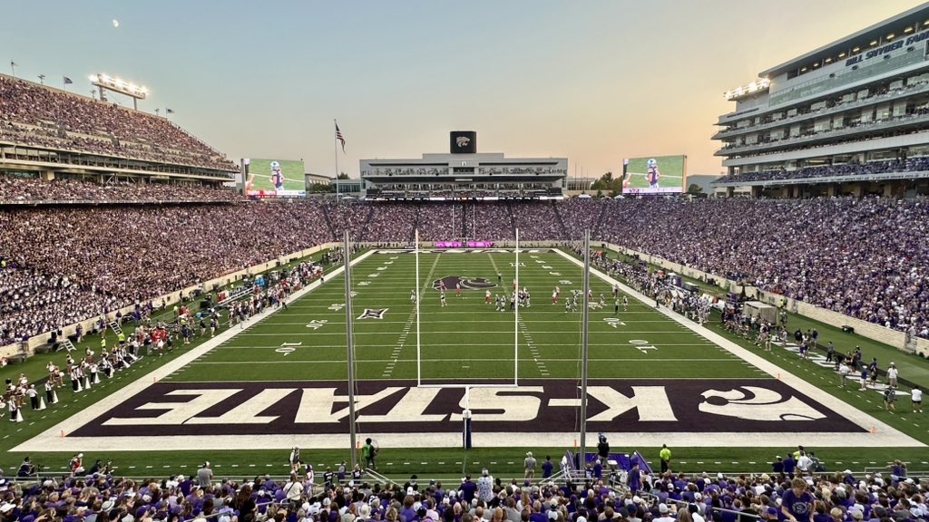 cfbcampustour's tweet photo. Bill Snyder Family Stadium from all angles 📸

📍 Manhattan, KS
🏠 @KStateFB 
🕰️ Opened in 1968
🪑 50,000 seats

#EMAW https://t.co/UPiZrxLYwb