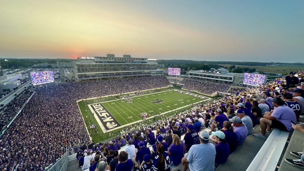cfbcampustour's tweet photo. Bill Snyder Family Stadium from all angles 📸

📍 Manhattan, KS
🏠 @KStateFB 
🕰️ Opened in 1968
🪑 50,000 seats

#EMAW https://t.co/UPiZrxLYwb