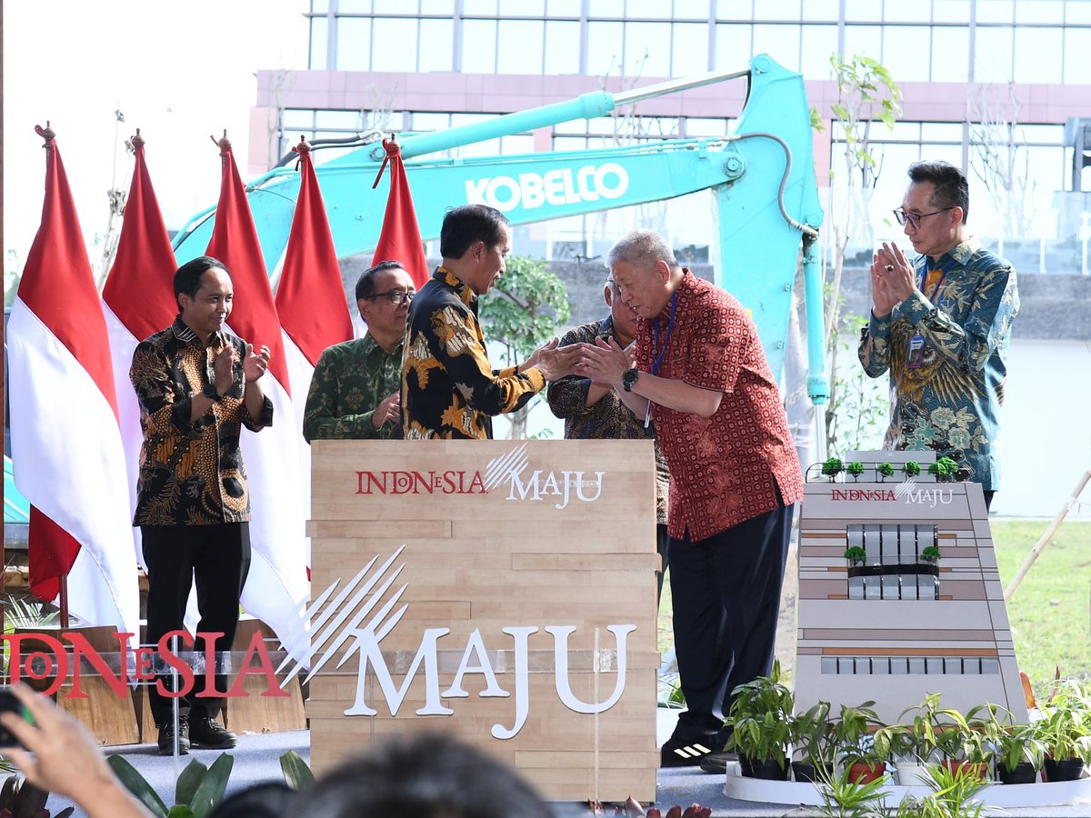 jokowi's tweet photo. Saya mengapresiasi penyelesaian pembangunan Swissotel Nusantara dalam 9 bulan. Hotel ini serta Nusantara Mal Duty Free yang akan menambah keramaian di IKN.

Pemerintah saat ini fokus menciptakan keramaian di IKN untuk membangun ekosistem kota yang hidup. Berbagai fasilitas, seperti jalan tol ke IKN yang direncanakan selesai pada pertengahan 2025, serta peningkatan frekuensi penerbangan ke IKN akan menjadi pendukung proses kepindahan ASN ke IKN.

***

Foto: Kris - Biro Pers Sekretariat Presiden
Lokasi: Ibu Kota Nusantara (IKN). Jumat, 13 September 2024.