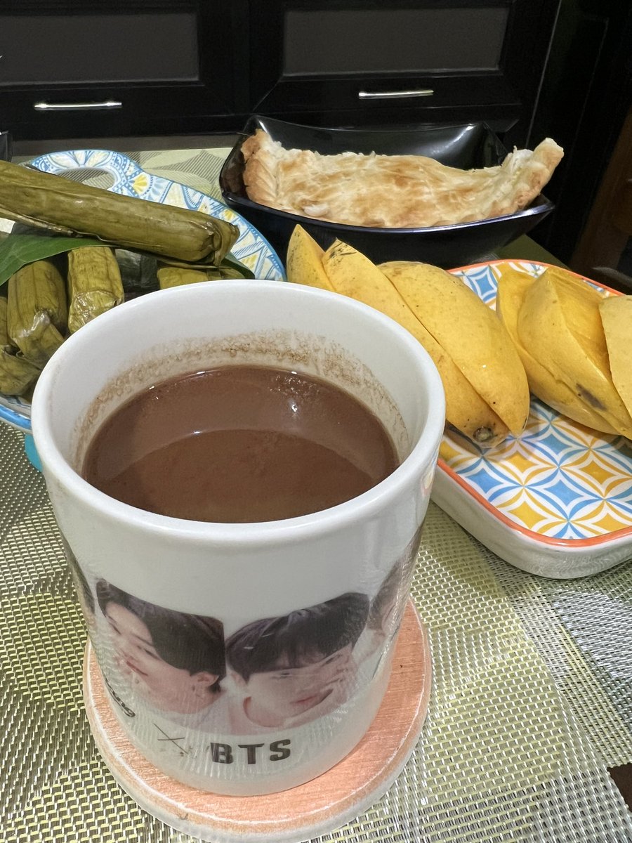 awittwit's tweet photo. Local delights! Breakfast tayo!💜 special mention is da tsokolate ng Davao😋 https://t.co/HNNEC0ObEu