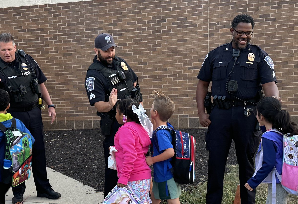 NBEAP's tweet image. Happy High Five Friday!  We were so lucky to have police officers who took the time to connect with students this morning and helped them start their day strong! Happy FriYAY!  @HSESchools @Fishers_Police @NBEbulldogs