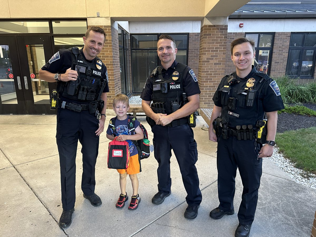 Happy High Five Friday!  We were so lucky to have police officers who took the time to connect with students this morning and helped them start their day strong! Happy FriYAY!  <a href="/HSESchools/">Hamilton Southeastern Schools</a> <a href="/Fishers_Police/">Fishers_Police</a> <a href="/NBEbulldogs/">New Britton Elem.</a>