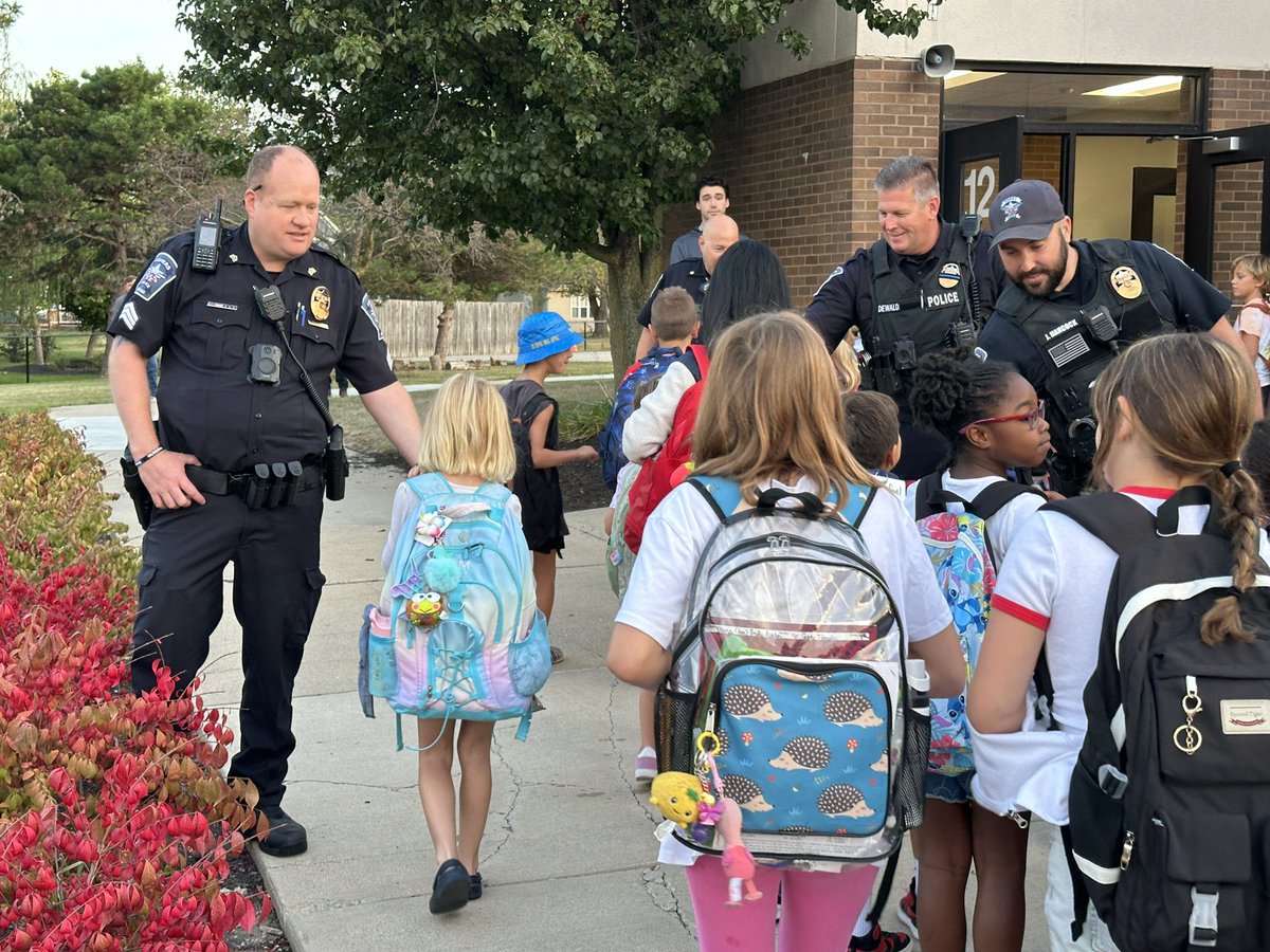 NBEAP's tweet image. Happy High Five Friday!  We were so lucky to have police officers who took the time to connect with students this morning and helped them start their day strong! Happy FriYAY!  @HSESchools @Fishers_Police @NBEbulldogs