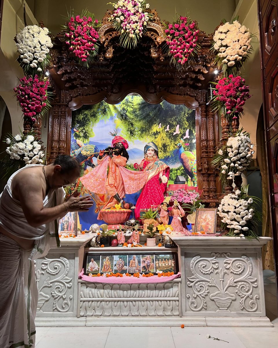 iskconchd's tweet photo. 14th Sept 2024- श्री श्री राधा माधव Divine मंगल आरती दर्शन🥰
✨Today is fasting for Parshva Ekadashi🥰
🙌
हरे कृष्ण हरे कृष्ण कृष्ण कृष्ण हरे हरे।
हरे राम हरे राम राम राम हरे हरे।। 📿✨
#krishna #iskcon #motivation #success #love #innovation #education #future #india #creativit https://t.co/QgFOGjoaF8