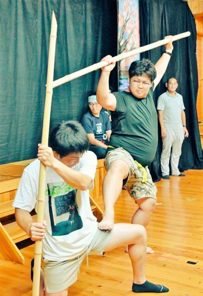 明日9月15日(日曜日)は森岳歌舞伎です。
9月初めから毎晩稽古、座学(酒を飲む)の日々
今回の演目はシリアスあり、コメディーあり、アクションあり。私の役柄は簡単に言うと殿様を襲ってきた暴漢とタイマンを張る人の役です。
#三種町