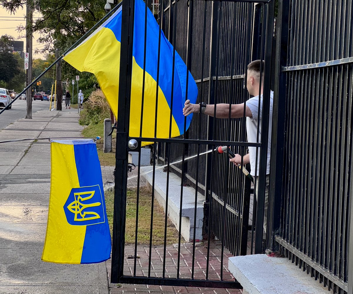 Outside the 🇷🇺 embassy in Ottawa 🇨🇦 this evening.
1) Ukrainian immigrant posing with sidewalk chalk art
2) ru embassy bully with hose 
3) see what happens in following post ⬇️