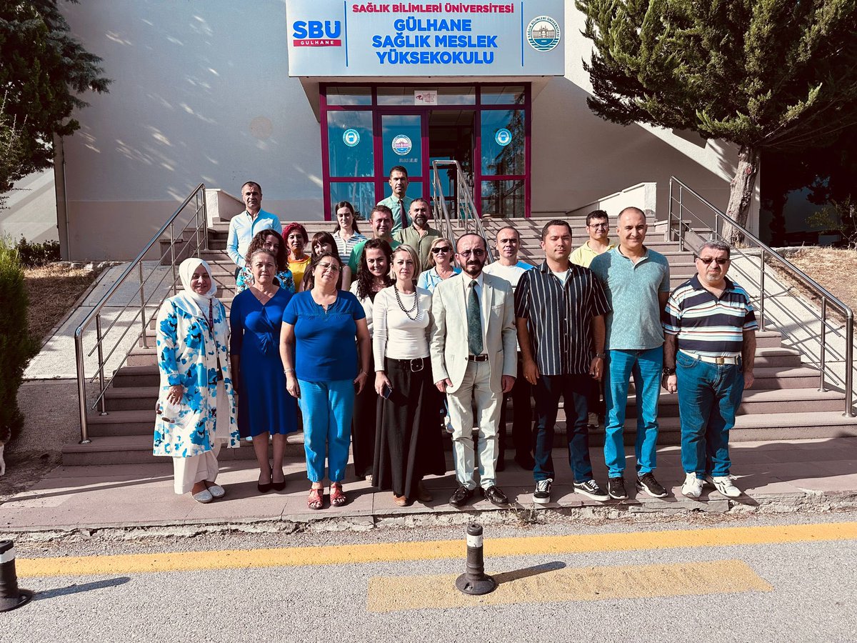 Bu Pastanın Anlamı çok büyük:
Sevgili Öğretim üyelerim, Öğretim görevlisi, Öğretim Sorumlusu arkadaşlarım, Güzide personelim bana sürpriz yaptılar. Mevlana Hazretleri der ki: “Kalp denizdir, dil de kıyı. Deniz de ne varsa kıyıya o vurur. “Bu pasta denizin kıyıya vurduklarıydı.