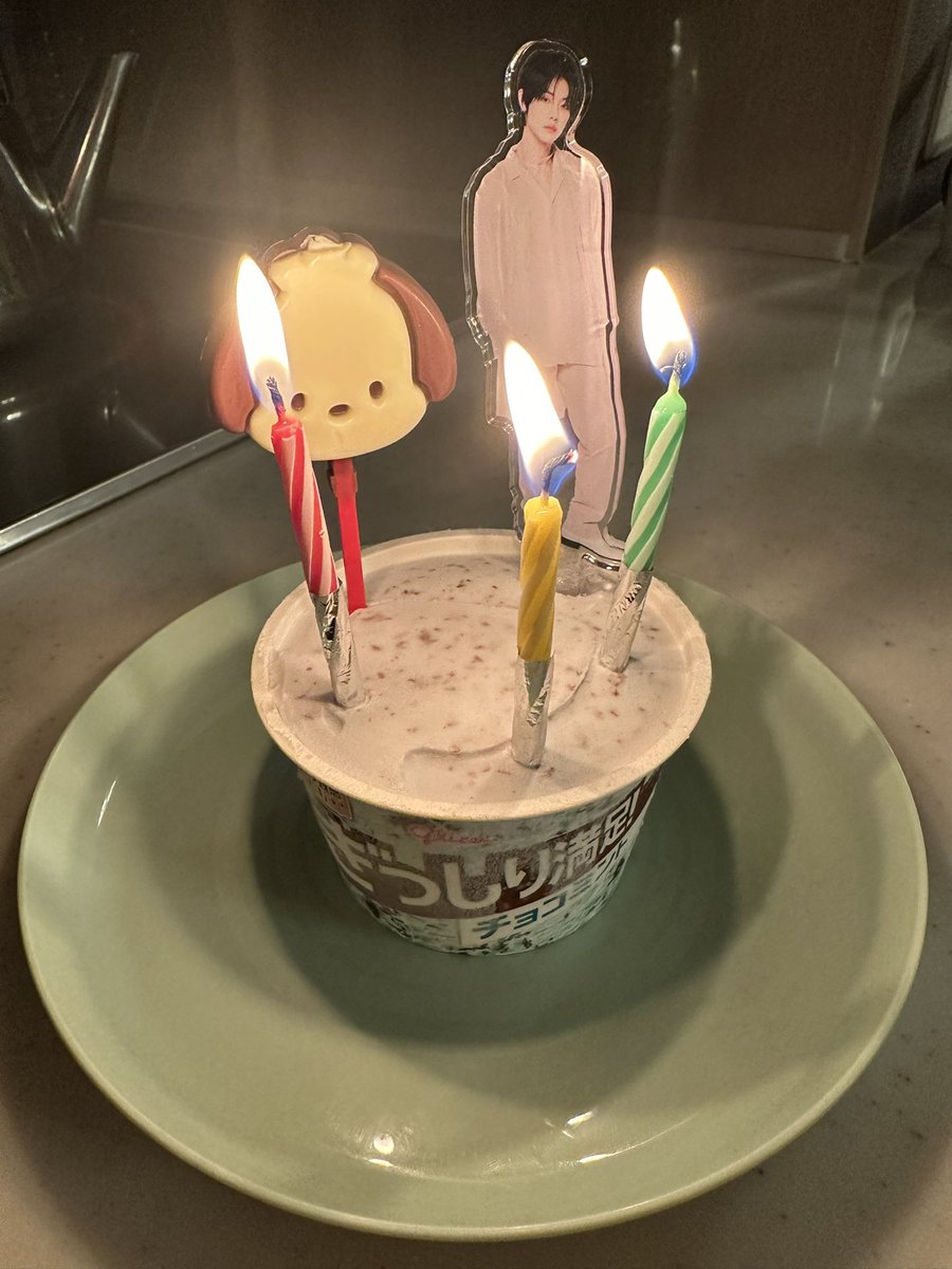 9900_ys's tweet photo. 昨日はヨンジュンさんのセンイル🎂🧡
忙しくてケーキ準備出来なかったから、
食べてたチョコミントのアイスでお祝い🎉 https://t.co/4iOBiDFXD9
