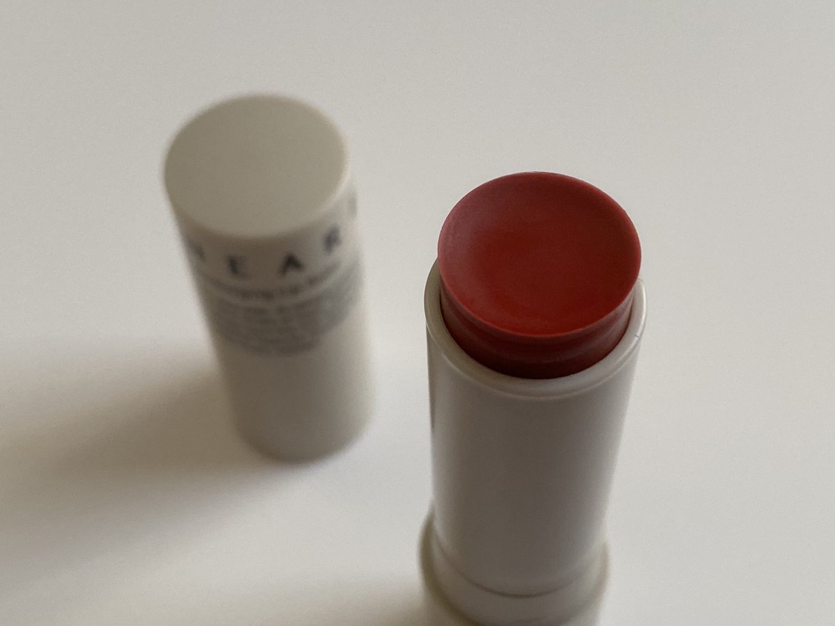 pome_cosme07's tweet photo. #pr
#mouda 体験団 モニター に当選し
#hersteller
#ニアバイリチャージングリップバーム
02 ロージー　をいただきました！
唇の上に乗せると体温で溶けて薄くオイルの膜が唇をコーティングしてくれるような軽い付け心地で、角質や乾燥を防いでくれます！
#モウダ #ハーステラー ＃バターバーム https://t.co/T2lZxqJIYC