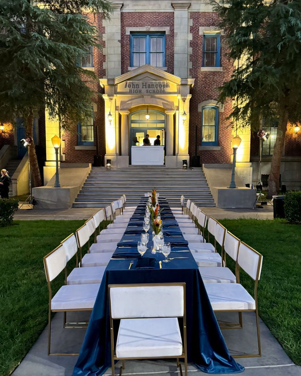 UniStudiosLot's tweet photo. Our Special Events team is rewinding to Monday night! ⚡ 🕰️ Guests had an incredible time at our iconic #CourthouseSquare location, enjoying a one-of-a-kind dining experience. With a lively marching band & a time-traveling scientist, the evening was unforgettable!
#UniLotEvents https://t.co/efvO9Id8Cd