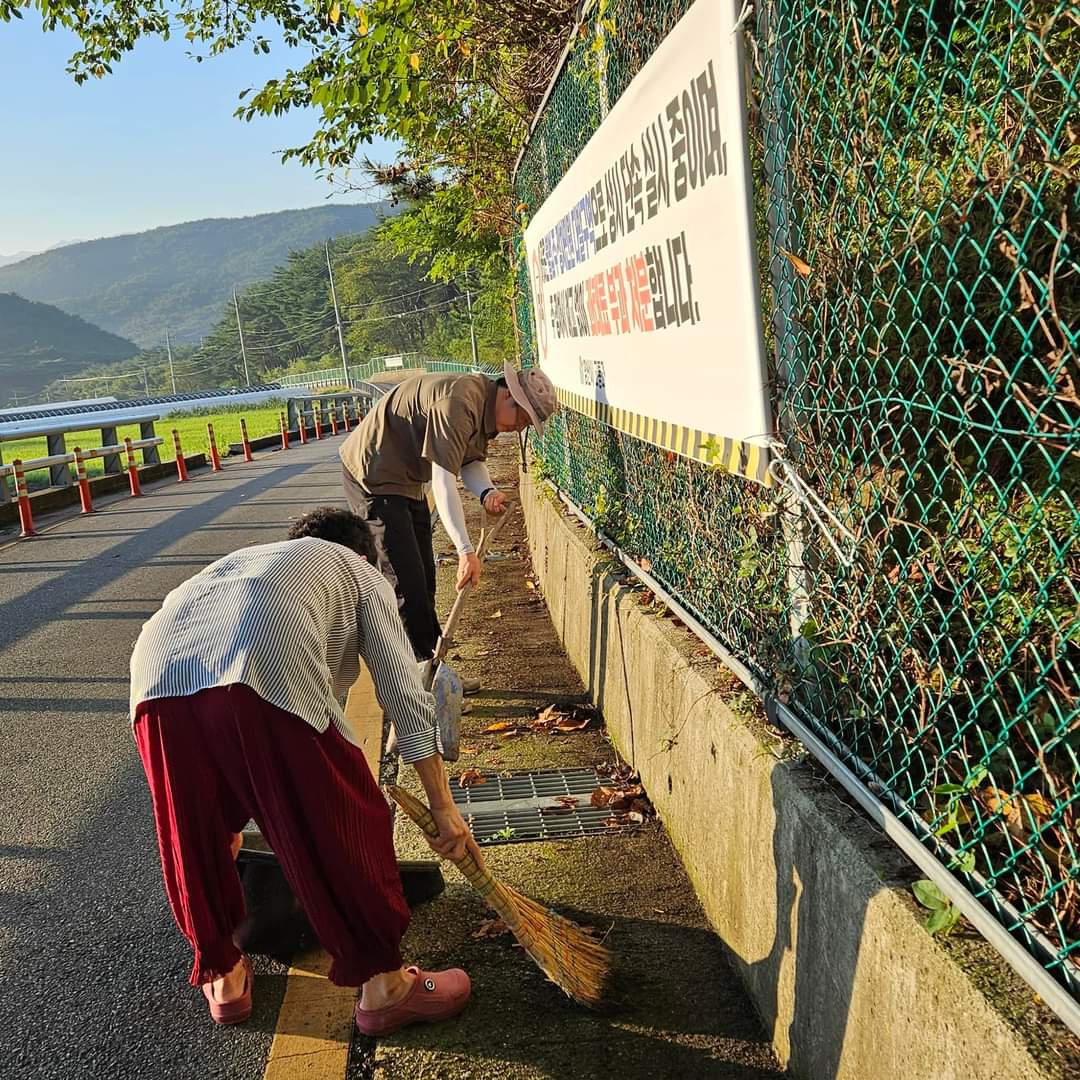 문재인대통령님 외 평산마을 주민분들
추석맞이 마을 대청소를 했습니다.