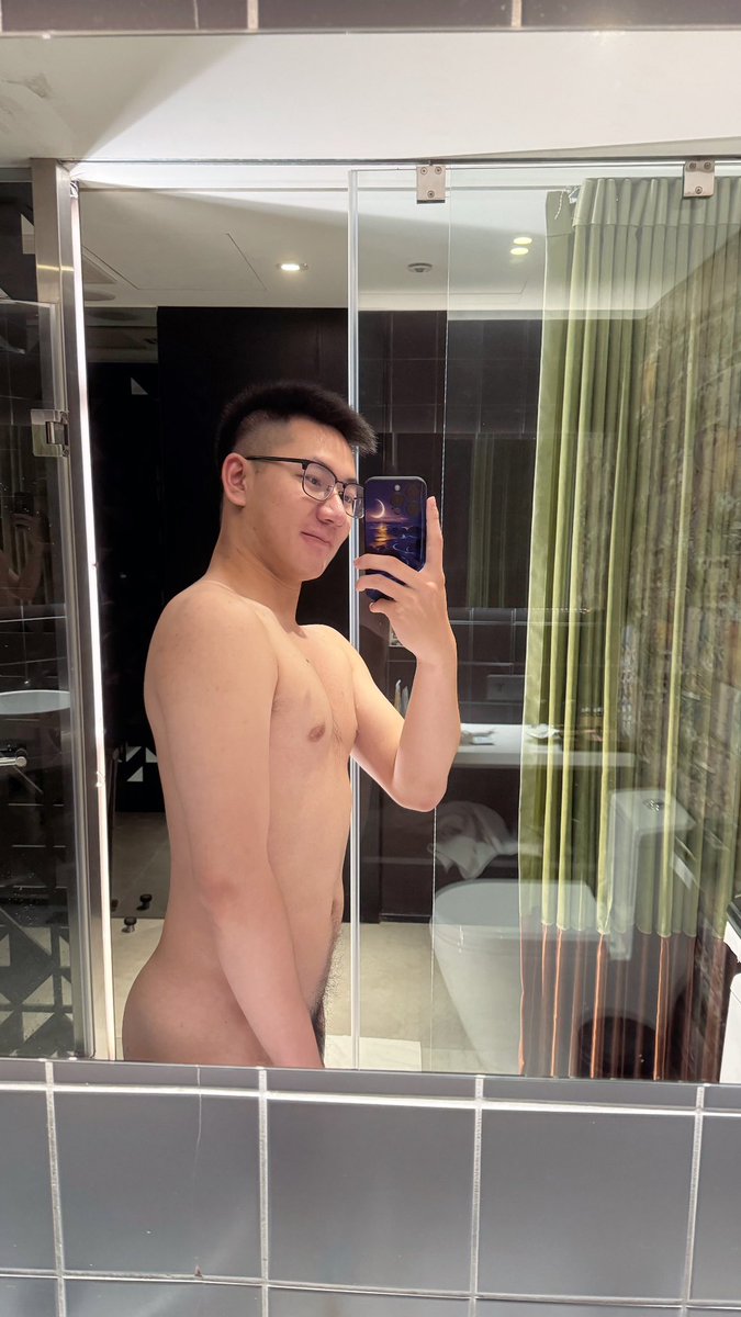 早安
發現其實我屁股也蠻翹的

#久違更新