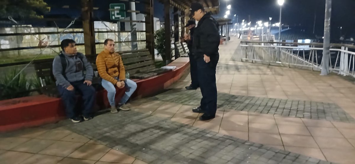 capuertocas's tweet photo. Policía Marítima efectuó operativo TAM de fiscalización en el marco del Plan Integrado de Prevención y Seguridad #UnidosPorUn18Seguro en el borde costero de Dalcahue en conjunto con @Carabdechile y @DPPChiloe
@Armada_Chile 
@DGTM_Chile 
@MARITGOBCASTRO https://t.co/TsdnPOh1oV