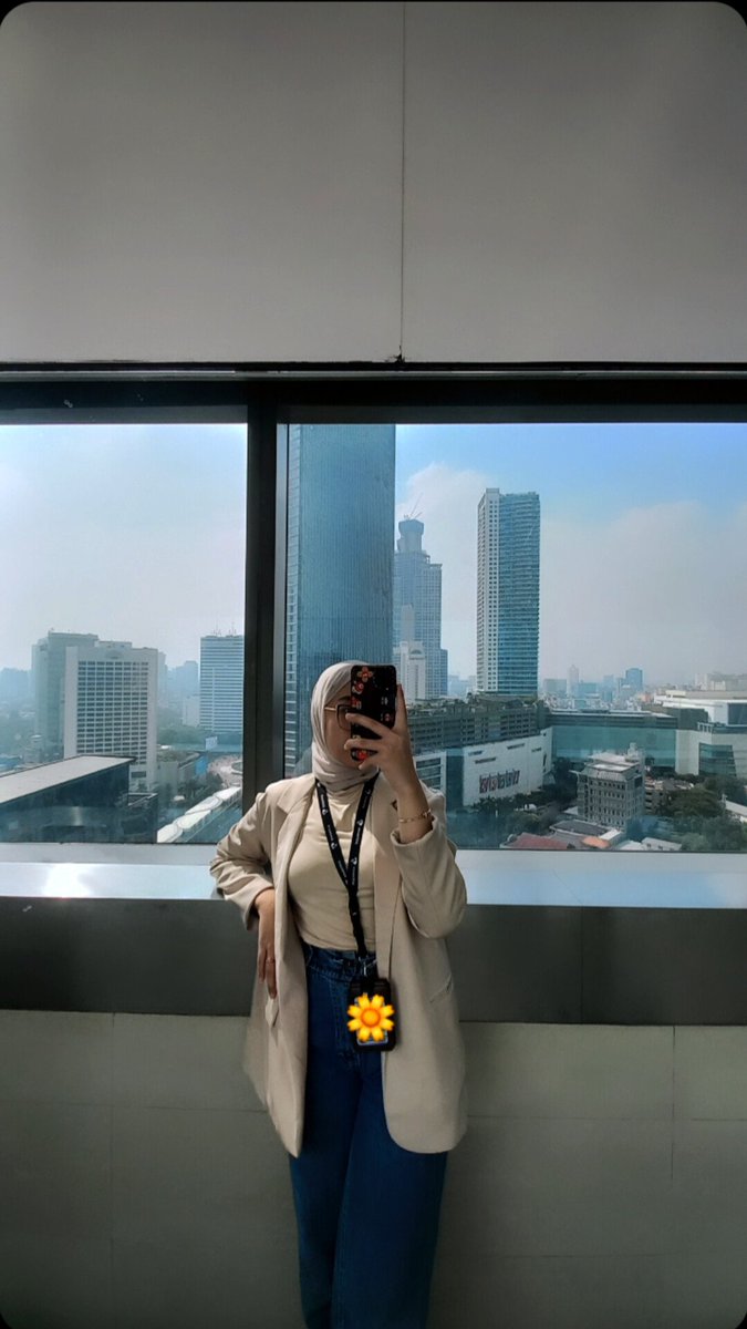 Fannysvr_'s tweet photo. Ternyata udah 1 tahun aja di UOB. yang awalnya selalu ngeluh mau resign karena emang batin terkuras buat ngelayanin nasabah, yang kiranya cuma bisa bertahan 5 bulan, ternyata bisa juga bertahan sampai sekarang. 
Fan, makasih yaa udah mau berjuang  &amp; bertahan sampai dititik ini ♡ https://t.co/J9cuwHLcQ8