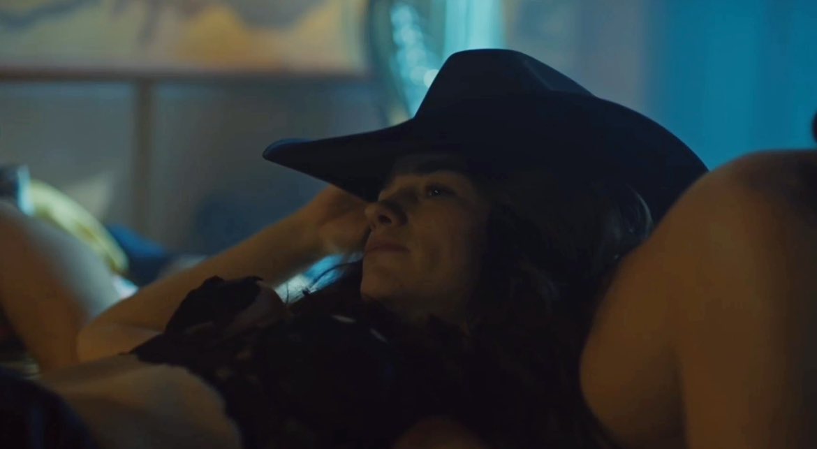 Sophyy_Earp's tweet photo. wynonna with the hat?! i’m not okay #wynonnaearp #vengeance https://t.co/LrOJSiOTWY