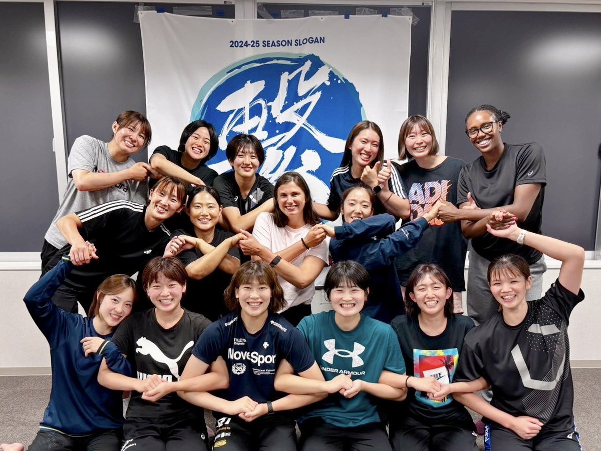 一致団結会での　「繋」　ポーズ

#東レアローズ滋賀　#東レアローズ
#TorayarrowsShiga #torayarrows 
#アロじょ #アロとも #繋　#connected 
#バレーボール #volleyball