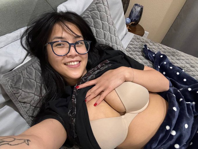 deleting in 12 hours, but whoever likes and says hi, ill send u a nudie in dm ? https://t.co/3GirjU2