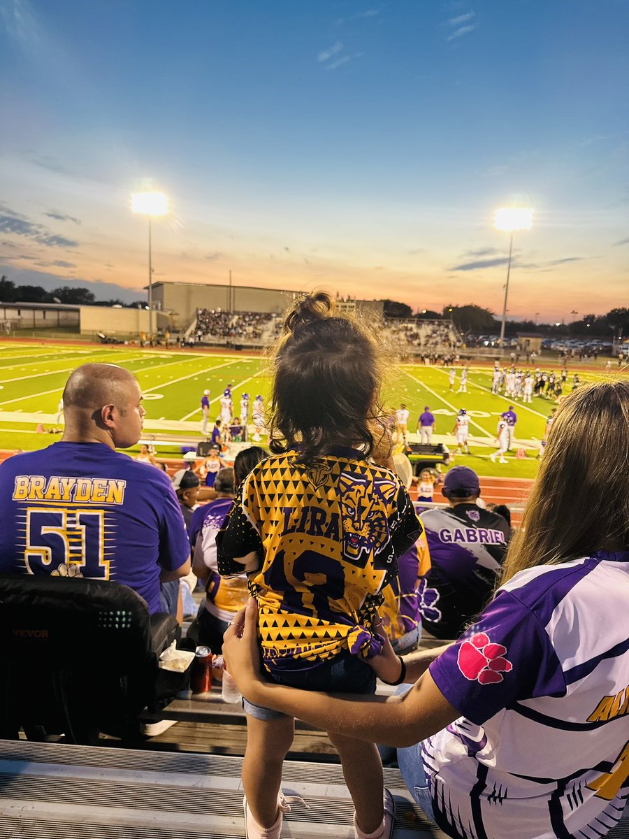margiebars's tweet image. Our Little Wildcats Fan enjoy some Friday Night Lights!! #LetsGoWildcats #loudandproud #truefans #TogetherAsWildcats