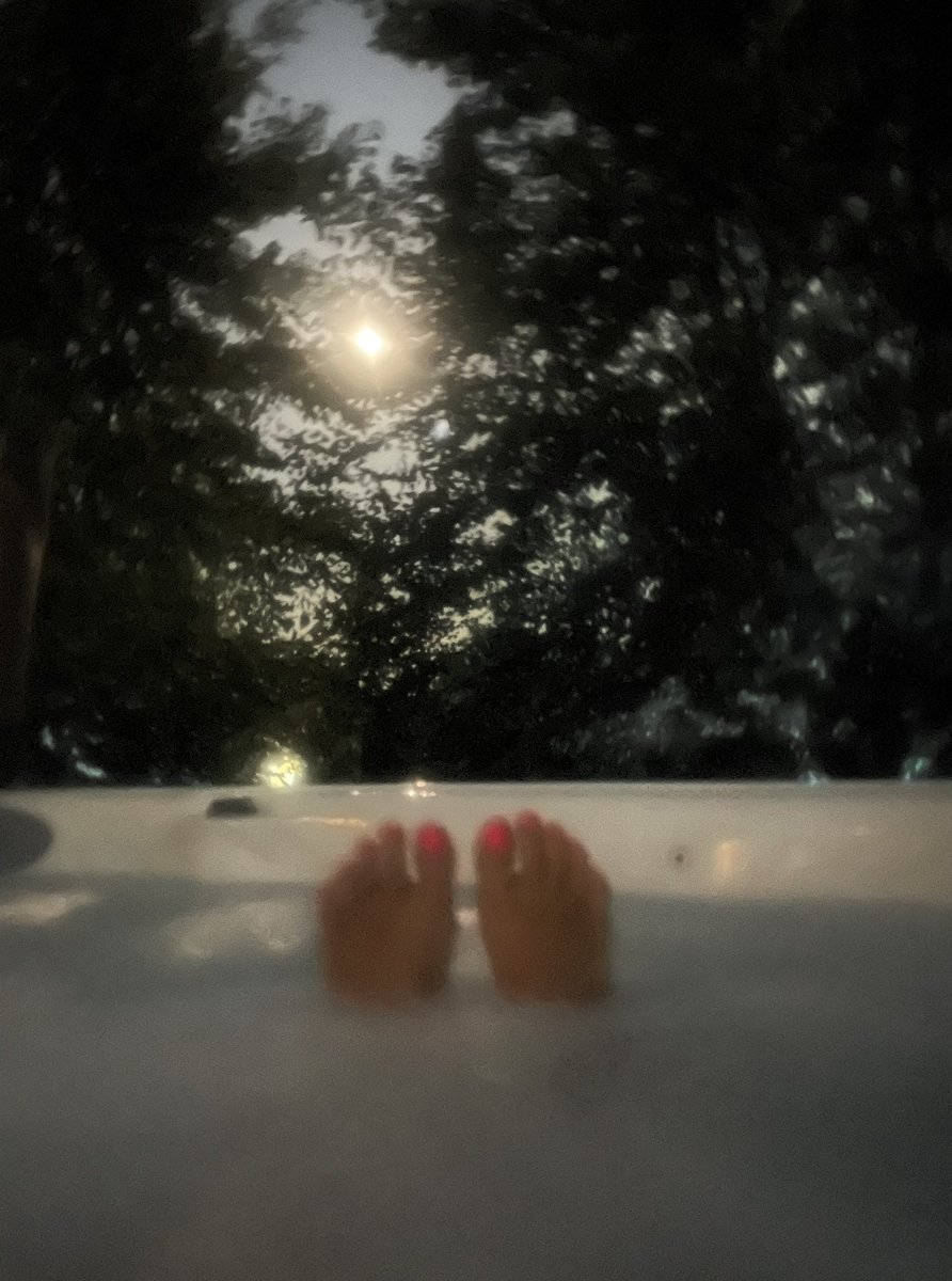 _silvergal's tweet image. Moonrise soak #beachlife #radicalselfcare