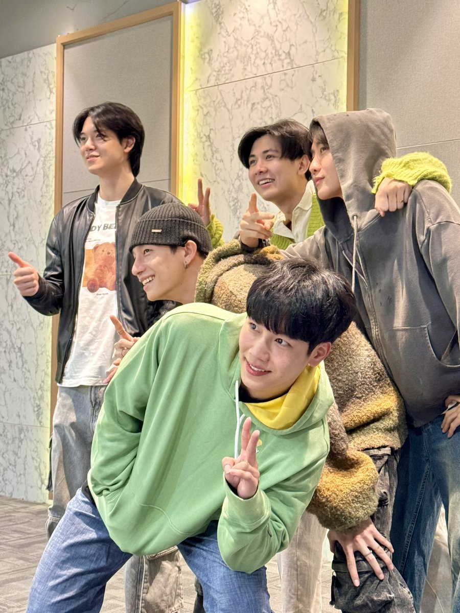 aunzajung's tweet image. จากวันแรกที่เริ่มต้น สู่การปิดกล้องในวันนี้แอบใจหายเหมือนกัน ขอบคุณทุกคนที่ให้การตอบรับที่ดี ขอให้หลังจากนี้จงมีผู้คนอีกมากมายได้มารับชมผลงานของพวกเรา ประกาศให้โลกรู้ว่า พวกเราบ้านหลังเล็กๆหลังนี้ก็ทำได้เหมือนกัน ขอบคุณครับ ลุยกันต่อ

Q40 U STEAL MY HEART
#ปิดกล้องJACKANDJOKER