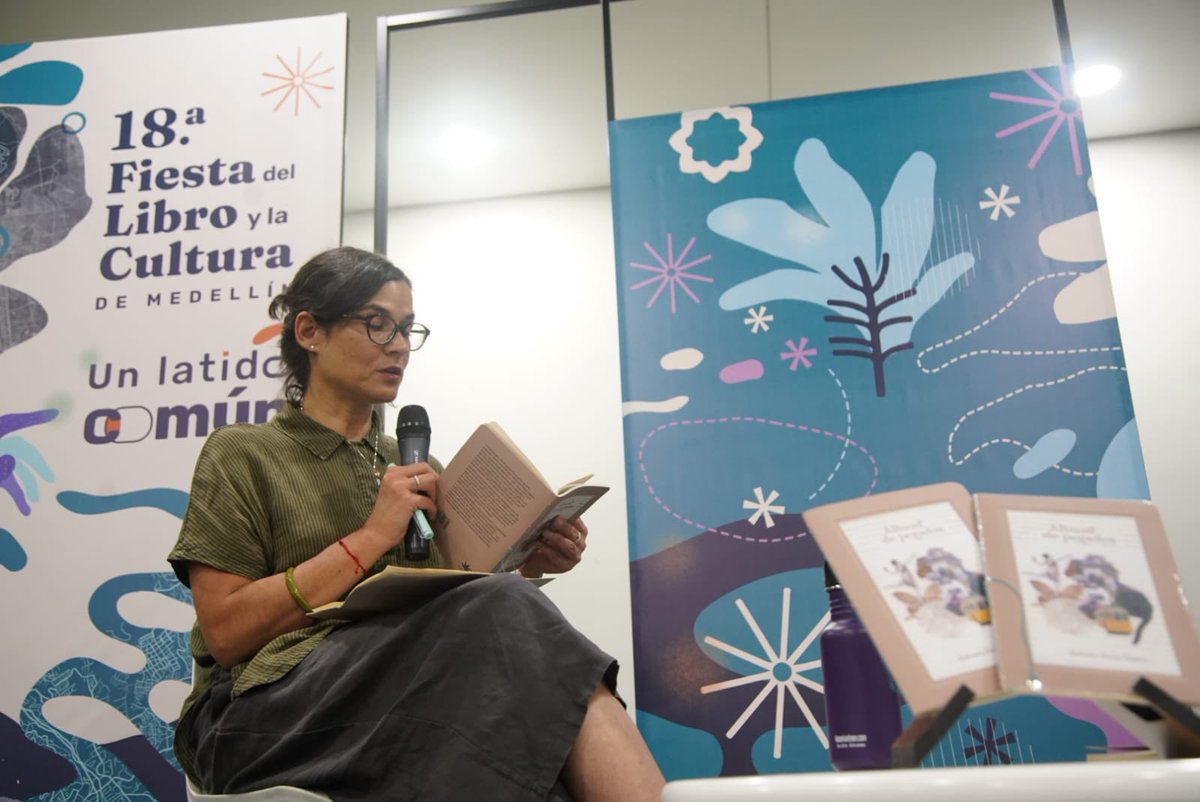 EAFIT's tweet photo. #FiestaLibro En el tercer y último lanzamiento del día junto a nuestra @EditorialEAFIT, Paloma Pérez Sastre conversa con la escritora Carolina Sanín sobre su libro Álbum de Pegados 📒✂️
🪡📖 Con este conjunto de textos, la autora Paloma Pérez muestra que la vida puede ser un gran cuento 💬✍🏽 y tiene la capacidad de cautivar.
@FiestaLibro