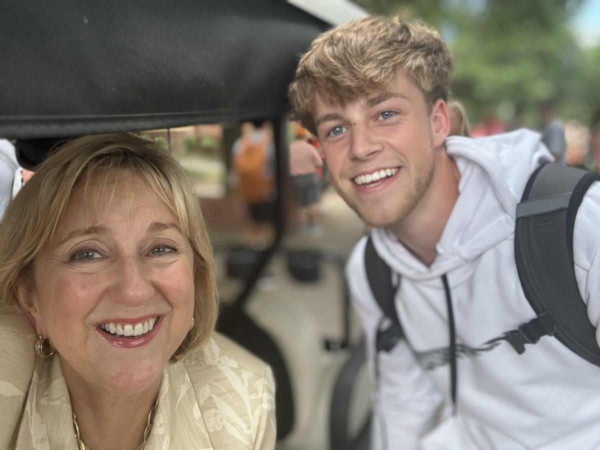 DondePlowman's tweet photo. Love when my meetings are all around campus because I get to meet and visit with so many Vols! It has been a beautiful and fun day on Rocky Top!

#GBO #GoVols https://t.co/Igber4jia2