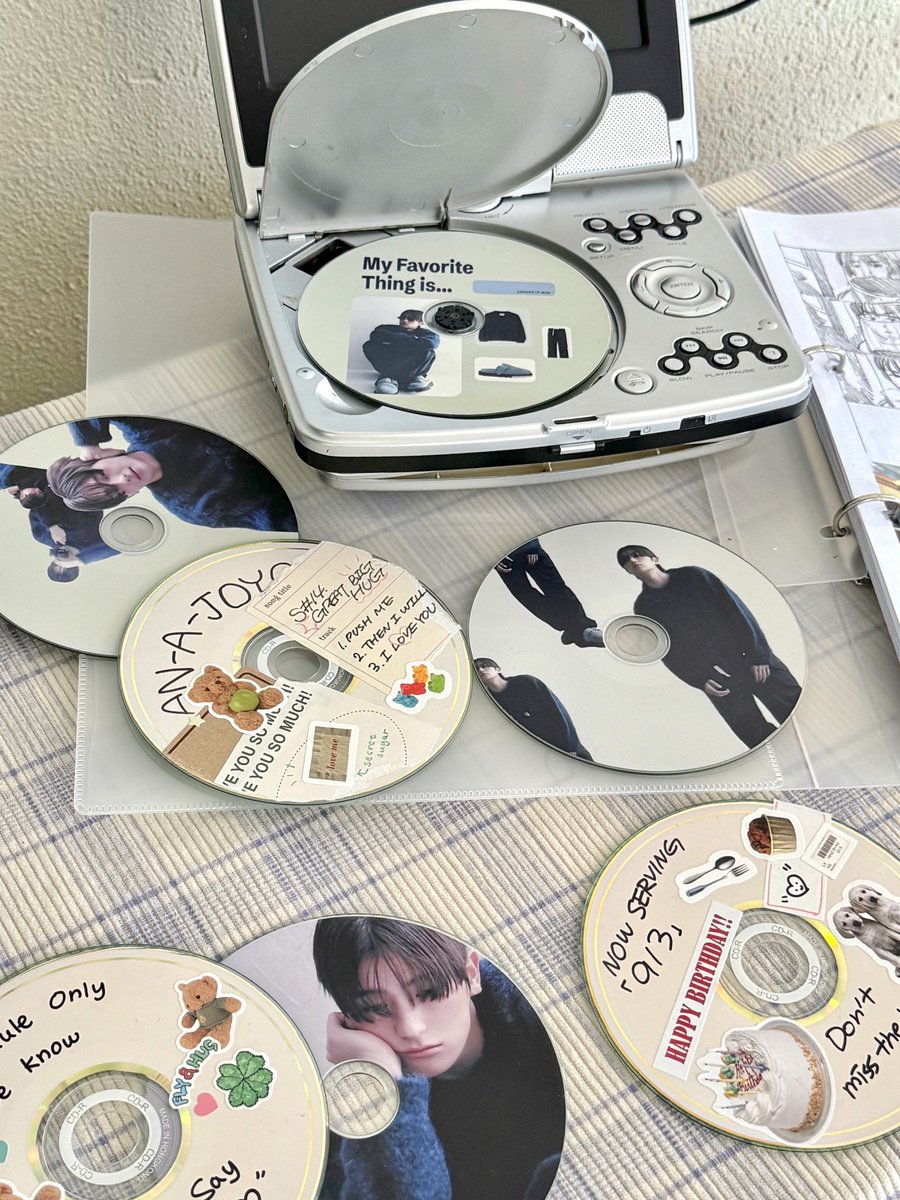 24_pov's tweet photo. 🎬 24pov
 ﹏ present of view

✦ 24pov day 2  

➜ 카페 내부에 DIY 편지지 재단용 가위가 비치되어 있습니다. 

➜ 금일 영업시간은 재고 상황에 따라 조기 종료 가능성 있는 점 안내드립니다. https://t.co/9CEs2Uqo49