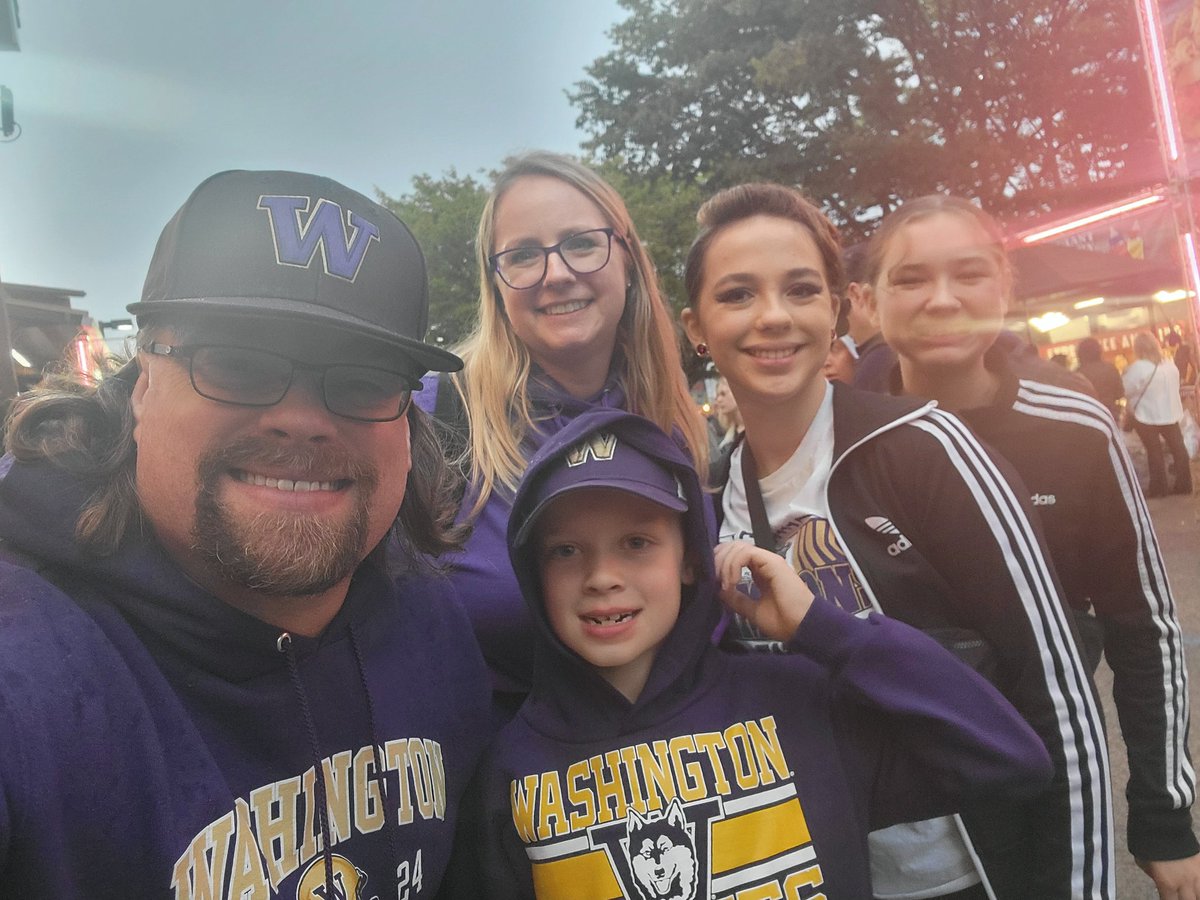 UWBolt's tweet photo. Doin' the Puyallup! #WAStateFair https://t.co/SHKAbO25Dx
