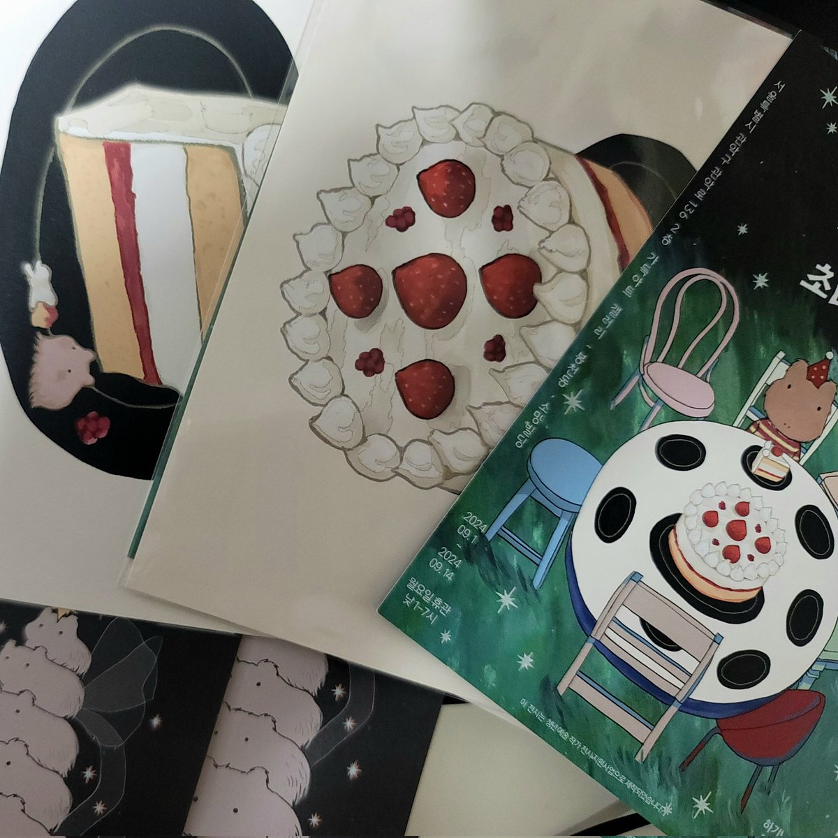 어제 하기님의 개인전을 다녀왔어요
잔잔한 그림과 먹먹한 멘트들이 계속 생각나요 🥹 계속계속 하기님의 개인전,창작활동을 더더 보고싶어 졌습니다!! 🎂🍰 좋은 추억 남기게 해주셔서 감사해요🩷