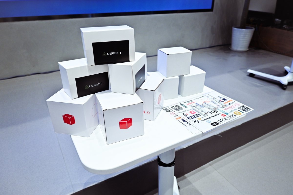 AudioDong's tweet image. The new school season has very many fresh faces into the audio industry!
DingDong Audio Flagship store ushered in Freshman from CUC who majored in audio recording, and teachers led them to professional audio equipment and knowledge, opening a new chapter for them!