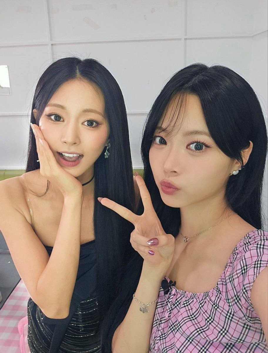 ONCE_Chile's tweet photo. 🫧FOTO•240913🫧
Selfies de Tzuyu y #Eunchae de #Lesserafin, en el episodio 57 de Eunchae's star diary
Cr. Eunchae_diary
#ONCEChile👑🐭🍑
#TWICE #트와이스 #aboutTZU #DIVE #나연 #정연 #모모 #사나 #지효 #미나 #다현 #채영 #쯔위 https://t.co/865AGvESHG
