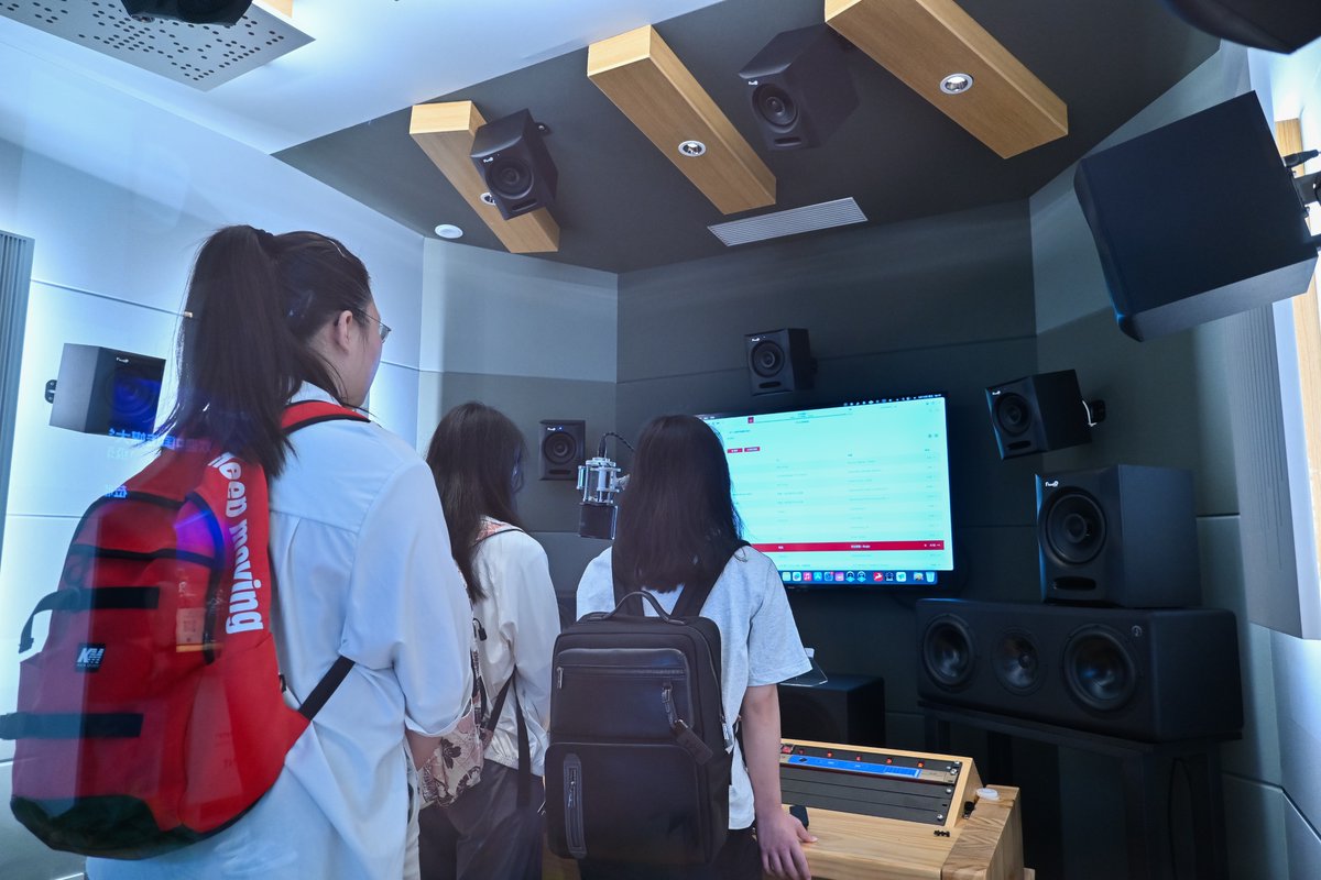 AudioDong's tweet image. The new school season has very many fresh faces into the audio industry!
DingDong Audio Flagship store ushered in Freshman from CUC who majored in audio recording, and teachers led them to professional audio equipment and knowledge, opening a new chapter for them!