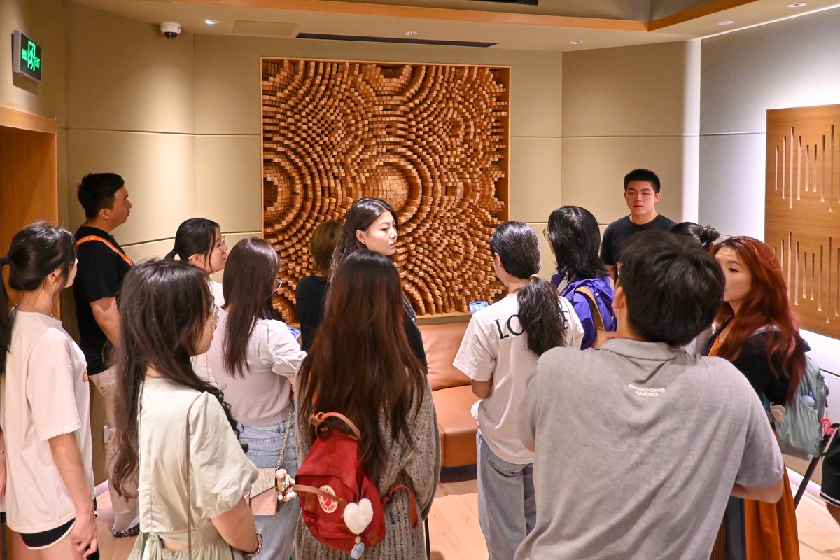 AudioDong's tweet image. The new school season has very many fresh faces into the audio industry!
DingDong Audio Flagship store ushered in Freshman from CUC who majored in audio recording, and teachers led them to professional audio equipment and knowledge, opening a new chapter for them!