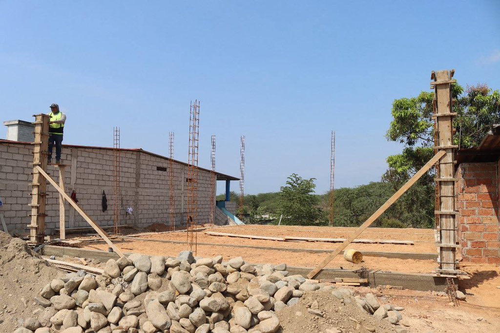 Larry_vite's tweet photo. JUMÓN
SAN JACINTO
#LACasaComunal
Continuamos con la construcción de la casa comunal del sitio San Jacinto, parroquia Jumón, obra en la que se realiza la fundición de columnas. Muy pronto entregaremos este centro de reunión comunitaria para toda la familia grande.
LArry 🐪🫡 https://t.co/IHceKifs1t
