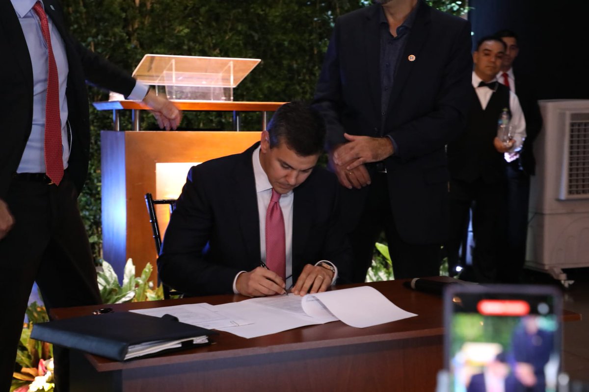 #AHORA
El presidente @Santipenap firmó el decreto presidencial “Por el cual se establece como política de Gobierno Nacional el impulso a la industria metalurgia paraguaya en el marco de procedimientos y licitaciones públicas nacionales e internacionales realizadas por la ANDE.