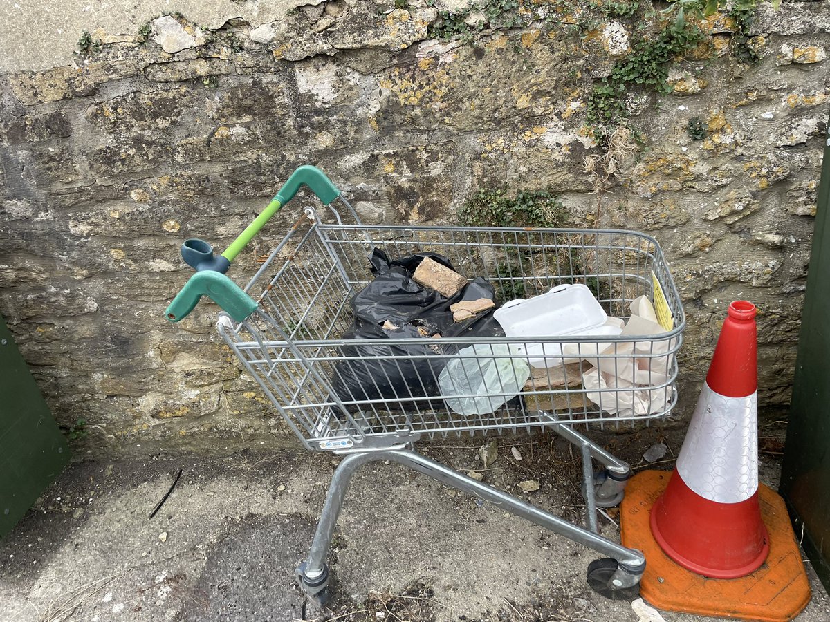 DebLeisk's tweet photo. @Southsomersetdc 

Fly tipping - reported at TA18 8BE - on public path.  Has been here for weeks. https://t.co/3SGgoDS7sI