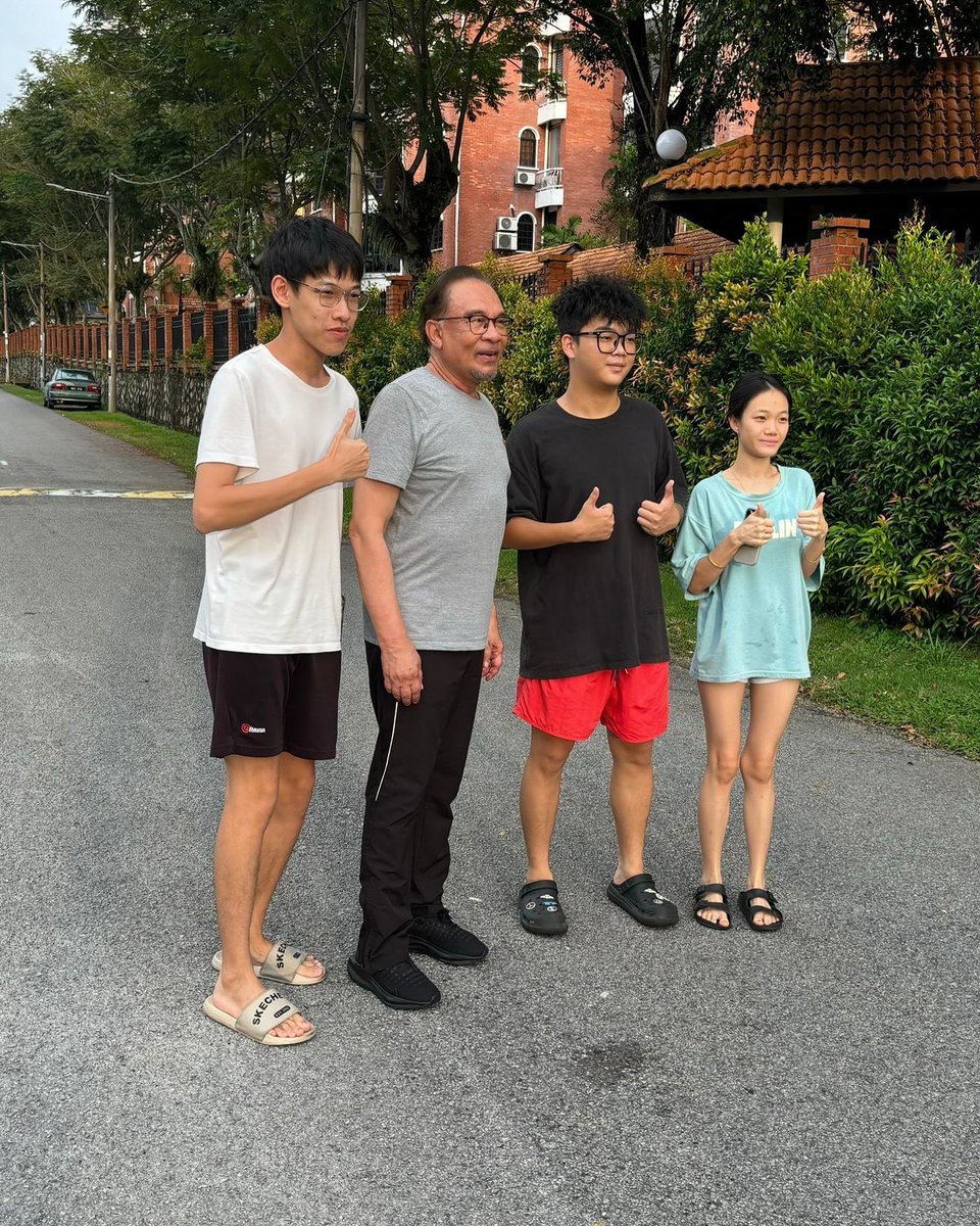 anwaribrahim's tweet photo. Santai petang dengan anak dan cucu.

#MalaysiaMADANI
#MalaysiaSihat https://t.co/dqhgq7Y6ge