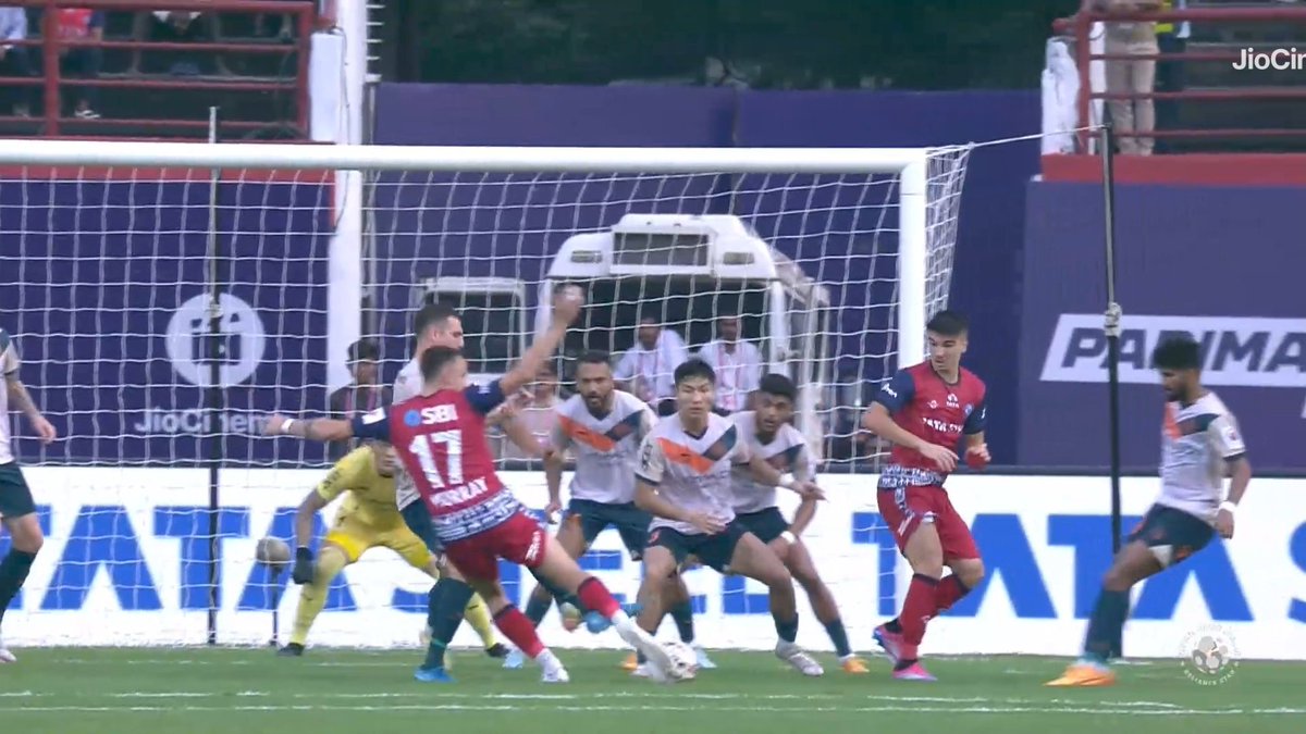 moadnanx's tweet image. 📸 - Jordan Murray&apos;s shot is deflected for corner.