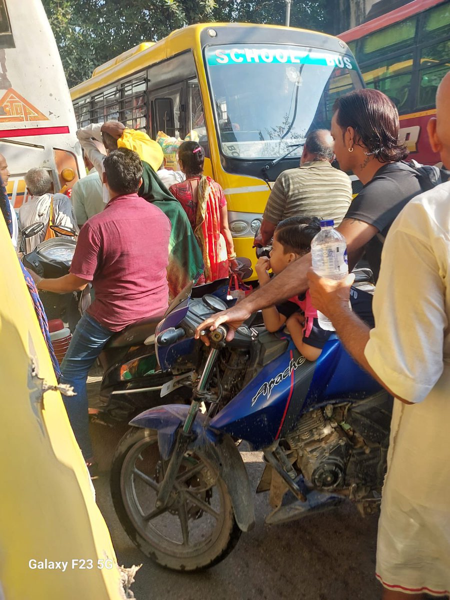 काजकपुरा,गंगा नगर कॉलोनी,भदऊ चुंगी,राजघाट,भैसासुरघाट, आदमपुर से ले के गोलगड्डा तक वापस बस लगने लगा गया है। पहले की तरह फिर से चेकिंग कर जाए हर १० दिन में ताकि परमानेंट सॉल्यूशन रिहवासियो को मिले<a href="/DcpVns/">DCP Varuna Zone Vns</a> <a href="/myogiadityanath/">Yogi Adityanath</a> <a href="/PMOIndia/">PMO India</a> <a href="/ADCPVarunaVNS/">Addl. DCP Varuna Zone VNS</a> @Varanasi_DM <a href="/varanasipolice/">POLICE COMMISSIONERATE VARANASI</a>