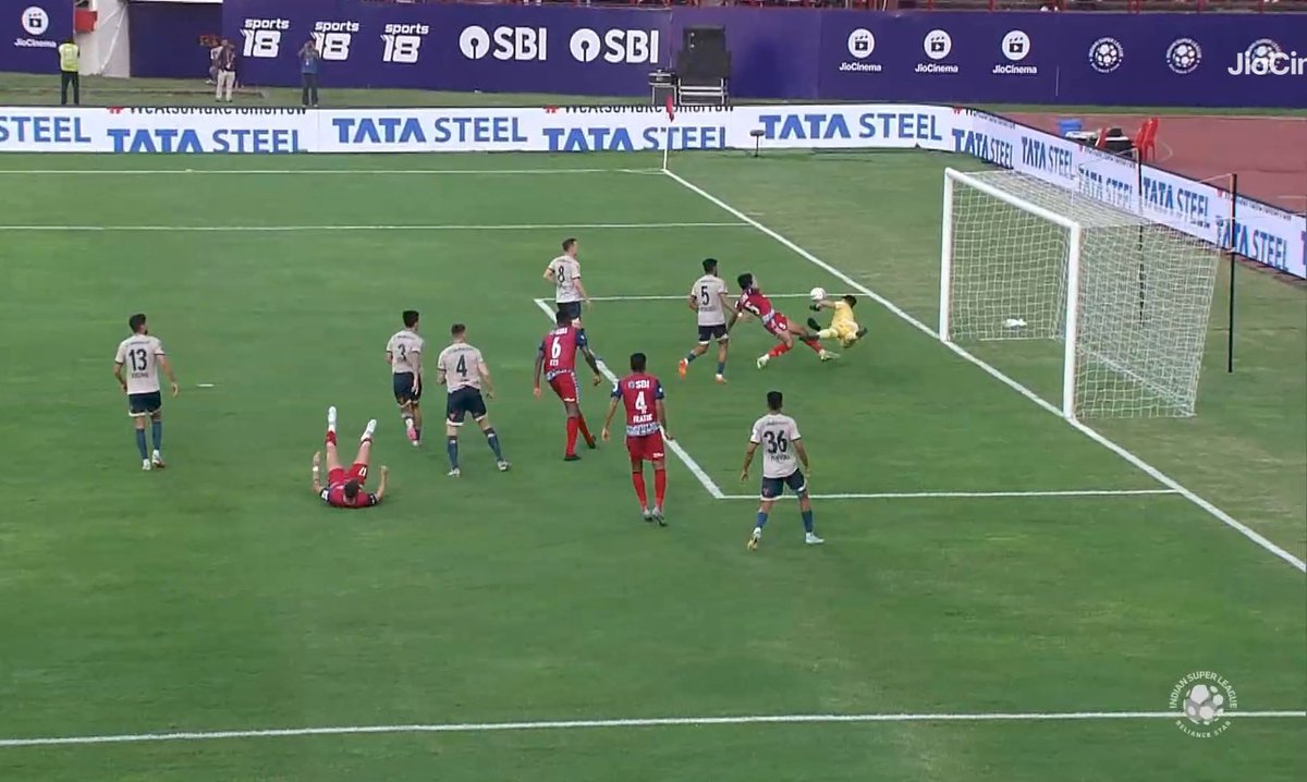 moadnanx's tweet image. 📸 - GREAT SAVE! BY LACHENPA!