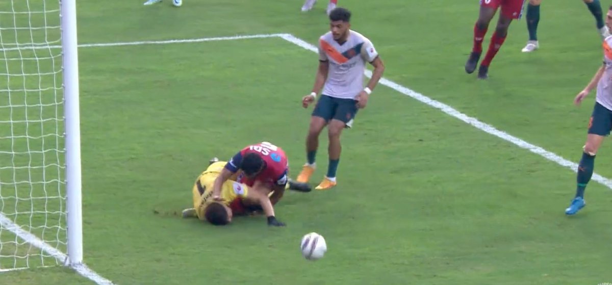 moadnanx's tweet image. 📸 - Ashutosh Mehta clases with Lachenpa, he&apos;s in serious pain!