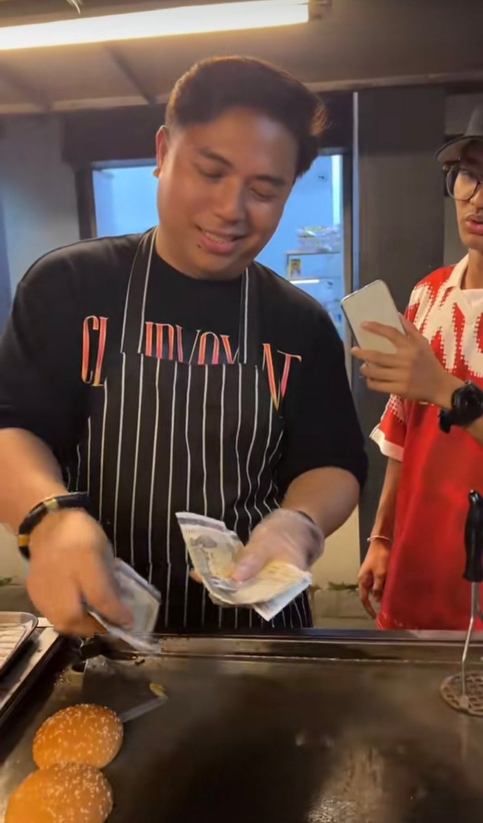 fazlihalimmedia's tweet photo. Owner burger ramly dedah berapa IShowSpeed bayar untuh satu burger ramly special.

IShowSpeed bayar burger Ramly Special harga RM360 https://t.co/w8Tg2UV6Gq