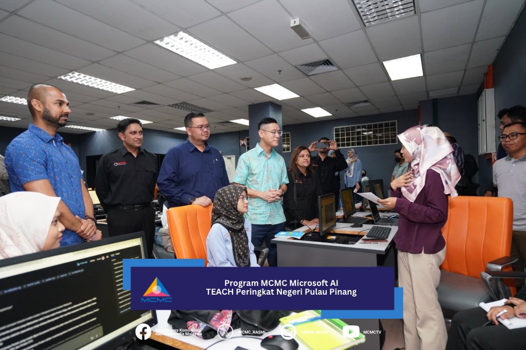 MCMC_RASMI's tweet photo. Program ini turut mendapat sokongan daripada 19 peserta Accelerated Leadership Program Series (ALPs), yang merupakan program kepimpinan untuk kakitangan MCMC yang berpotensi tinggi sebagai fasilitator latihan.

#MCMC
#MicrosoftAITeach https://t.co/4O5ekEaOAx