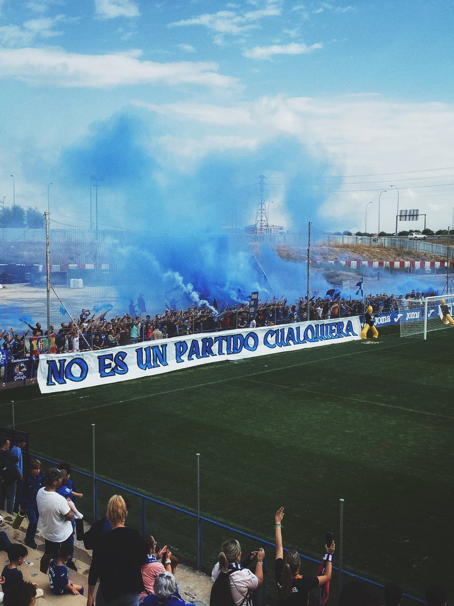Laura_Gozalo08's tweet photo. Listos para mañana. A muerte a por el derbi @GetafeCF https://t.co/DbeQbE6ppM